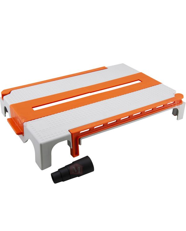 Doc Dustfree Skærebord i hvid og orange plast med integreret støvudsugning til skæring af fliser og klinker.