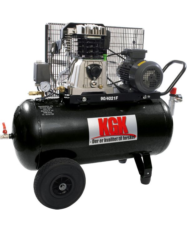 Værkstedskompressor Model 90/415 fra KGK i sort farve med 4 HK til mindre værksteder. Monteret på punkterfrie hjul. Vægt 85 kg. L x B x H 1100 x 400 x 830 cm.