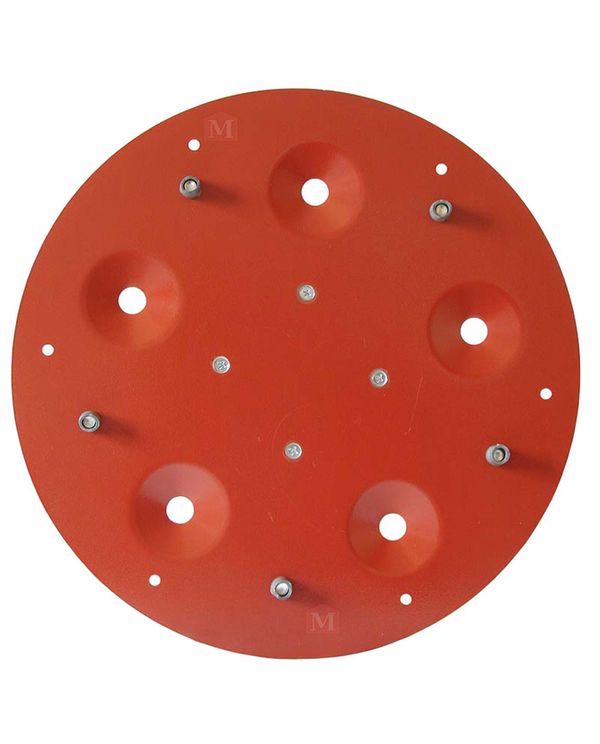 Bagplade i rød farve med en diameter på Ø 490 mm til montering af kopsten. 